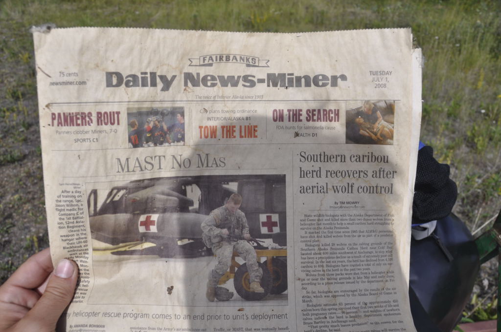Zeitung im verlassenen Outhouse in Dot Lake. Datum: 1.Juli 2008